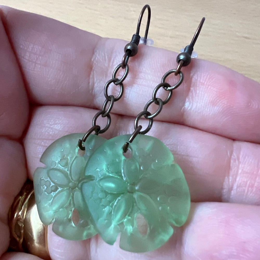 Vintage Green Frosted Carved Glass Sand Dollar Fl… - image 2